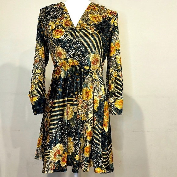 Zara Basics size Medium Boho Crushed Velvet Floral Patchwork Print V-Neck Mini - Picture 2 of 9